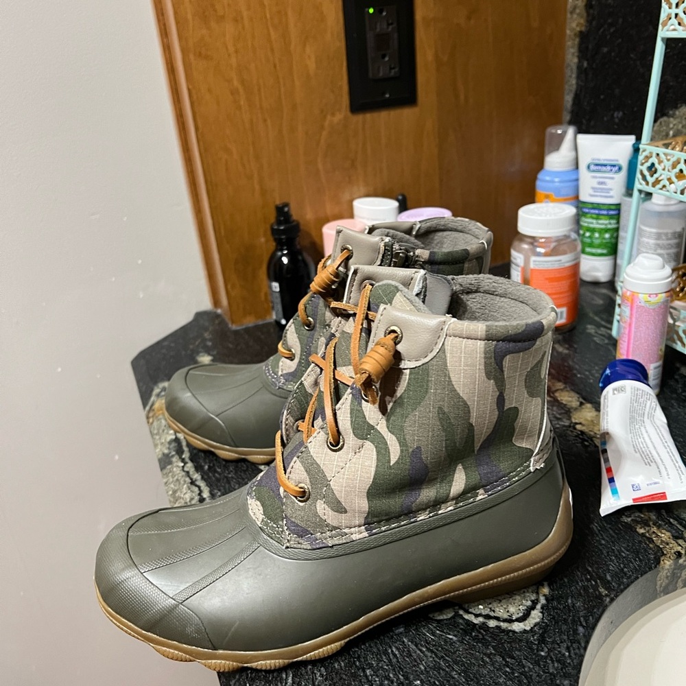 Sperry Syren Gulf Womens Ankle Duck Boots Camo Green Tan size 8.